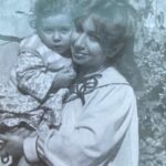 Selen Görgüzel Instagram – Doğurmuş..
Doğurmamış..
Doğurduğunu bağrına basmış..
Kendi anne olan..
Vicdanı anne olan..
Ruhu anne olan..
Bütün kocaman yürekli kadınlara..
Gidenler nur olsun..❤️
Kalanlar sağ olsun..
Tüm Annelerimizin 
 ANNELER günü kutlu olsun..🙏❤️ @selma2212new