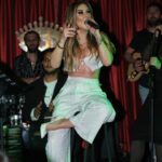 Selen Görgüzel Instagram - Ramazan öncesi #8martdünyakadınlargünü ‘ne özel sahmemizden sonra bayrama kadar biraz özleşicez🤍 Nisan’da şahane bodrum gecelerinde görüşmek üzere ✌🏼 @kirpik.bodrum @ezberbozan_erhan @halilyildirim @yarennofficial @edabingolmusic Styling&Kostüm tasarım @zeynep.bozkaya Fotoğraf @eve_line_photo