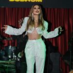 Selen Görgüzel Instagram – Ramazan öncesi #8martdünyakadınlargünü ‘ne özel sahmemizden sonra bayrama kadar biraz özleşicez🤍 Nisan’da şahane bodrum gecelerinde görüşmek üzere ✌🏼 

@kirpik.bodrum @ezberbozan_erhan @halilyildirim @yarennofficial @edabingolmusic 

Styling&Kostüm tasarım @zeynep.bozkaya 
Fotoğraf @eve_line_photo