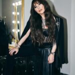 Selen Görgüzel Instagram – Yeni bir ben ve yine yeni yeniden #sahne #ışık #makyaj kaldığımız yerden değil yeni başladığımız yerden…
Saç tasarım @platinturkiye
Makyaj @ramadanbozaci
Kıyafet tasarım @pinarkerimoglu
Fotoğraf @umttunc
Sahne @endoff.live