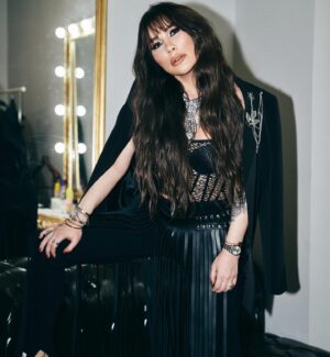 Selen Görgüzel Instagram - Yeni bir ben ve yine yeni yeniden #sahne #ışık #makyaj kaldığımız yerden değil yeni başladığımız yerden…

Saç tasarım @platinturkiye 
Makyaj @ramadanbozaci 
Kıyafet tasarım @pinarkerimoglu 
Fotoğraf @umttunc 
Sahne @endoff.live