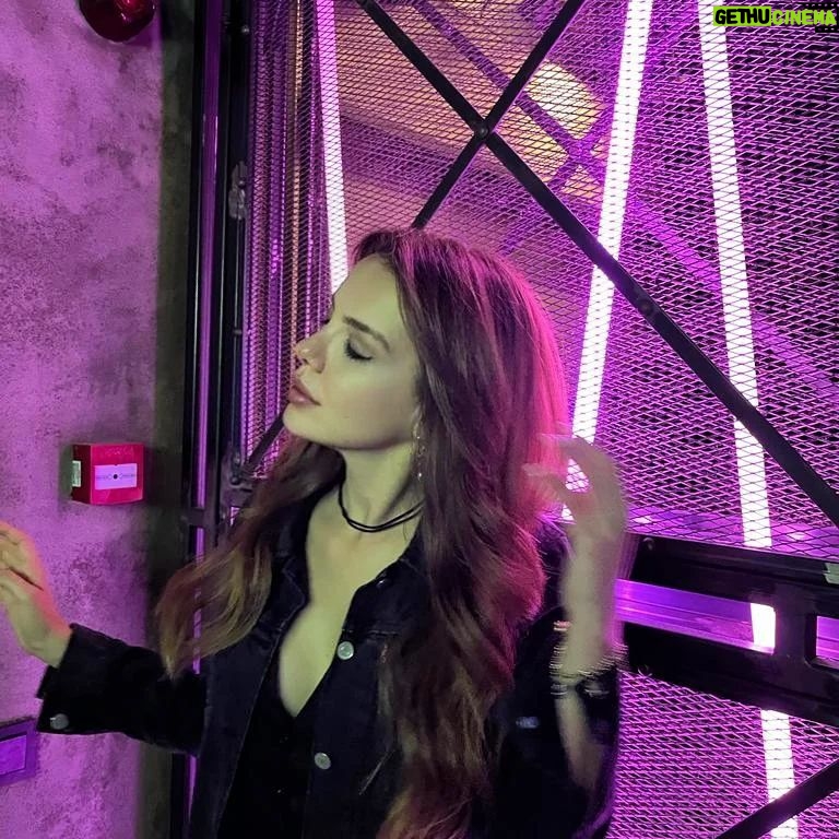 Selen Soyder - 3 Likes - Menekşeler mor en sevdigim madendir bor