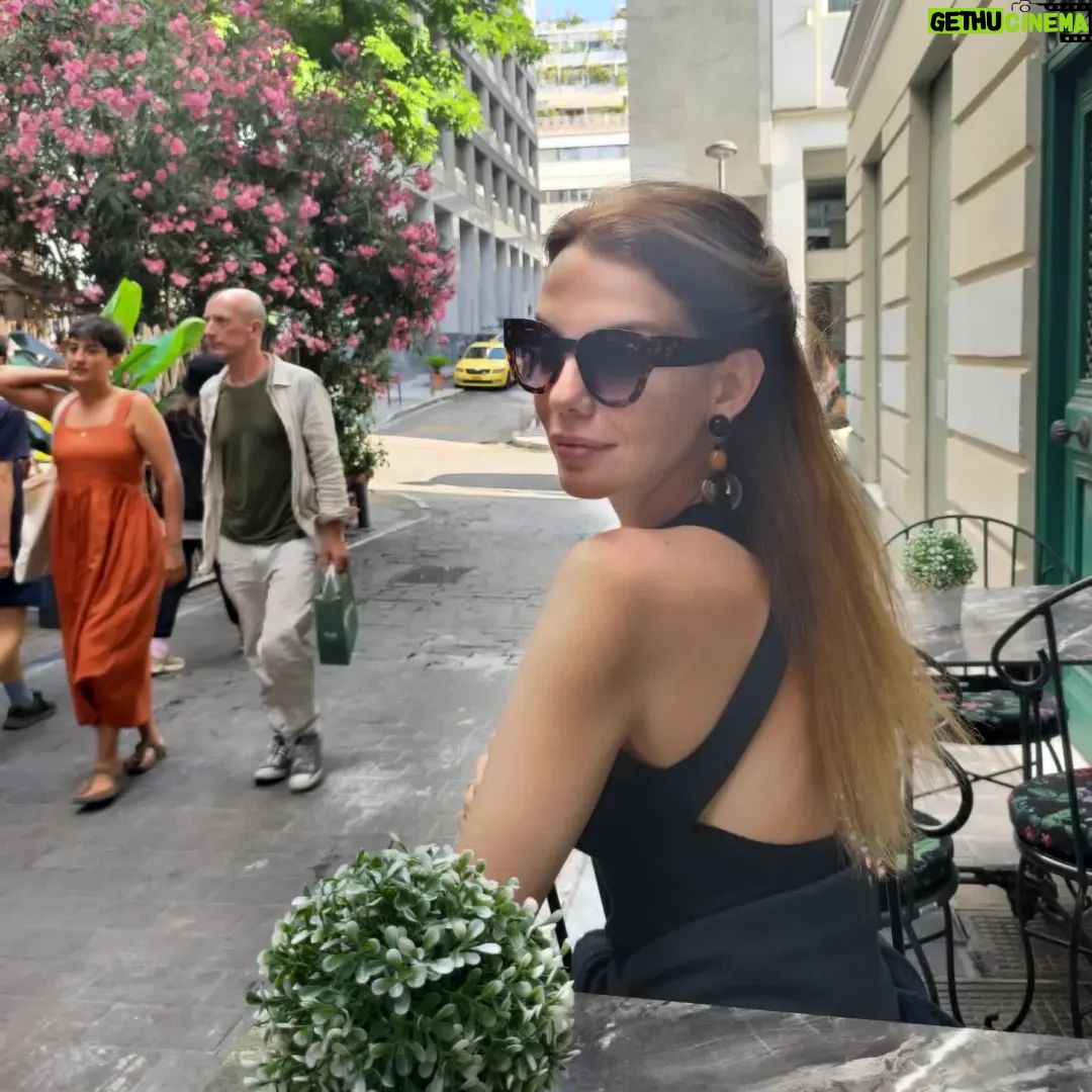 Selen Soyder - 3 Likes - Arkadaki insanları tanımıyorum🤷🏼♀️ onlarda beni tanımıyor onların kaybı🥲😂🤪