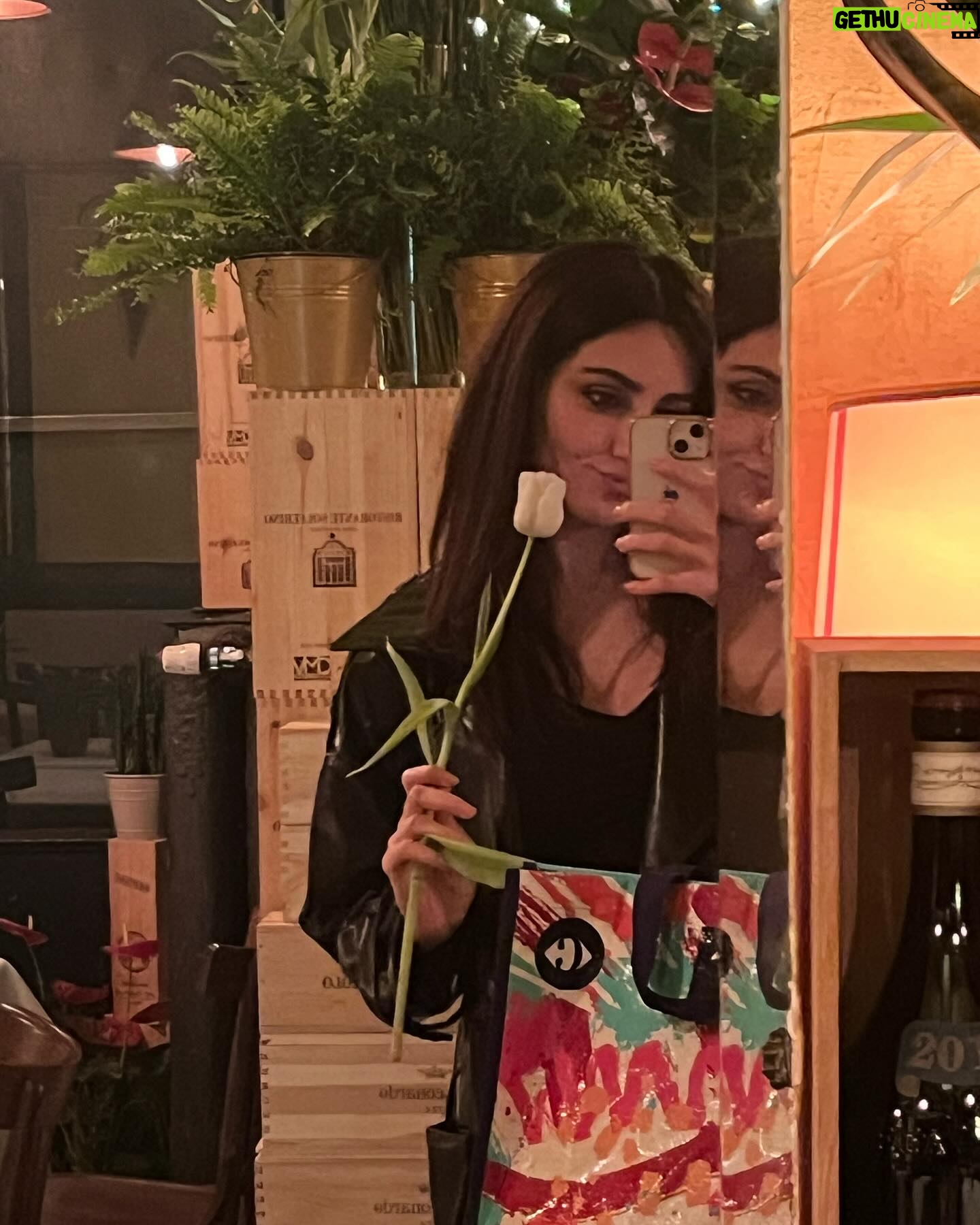 Selin Genç Instagram - You want a piece of me. #dump #somethingnew 🚮