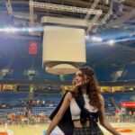 Selin Genç Instagram - Yüzümü güldüren bi’ takım şeyler efenim. 1.Malumunuz maç 🏀 AE li olmama rağmen Beşiktaşlı gibi gitmiştim maça .. siyah beyaz :( 2.Vurulmuşum , sonraki fotoğrafta açıklarım. (Ama Yasin olsa “hayatta olmaz “ derdi. 🤪) 3.Yıldırım aşkı demek isterdim ama burada setteyim, mahsuscuktan evlenmeler… 4.Elif zorlu bir ödevi yapabildim diye parende atmış, kopmuşuz. (Evet en deli prof bende👻 yaşasın!) 5.Aşka gelmişim .. ama yok yani kelebek falan şu an:( 6.Bir şey değil ya işte öyle bi şey bu da.. konu mankeni. 7.Manzara güzeldi ama .. 8.Aynen öyle. 9.”8.”Maddeyi farketmiştim öyle bir an. Hadi ciao 🙈 #photodump