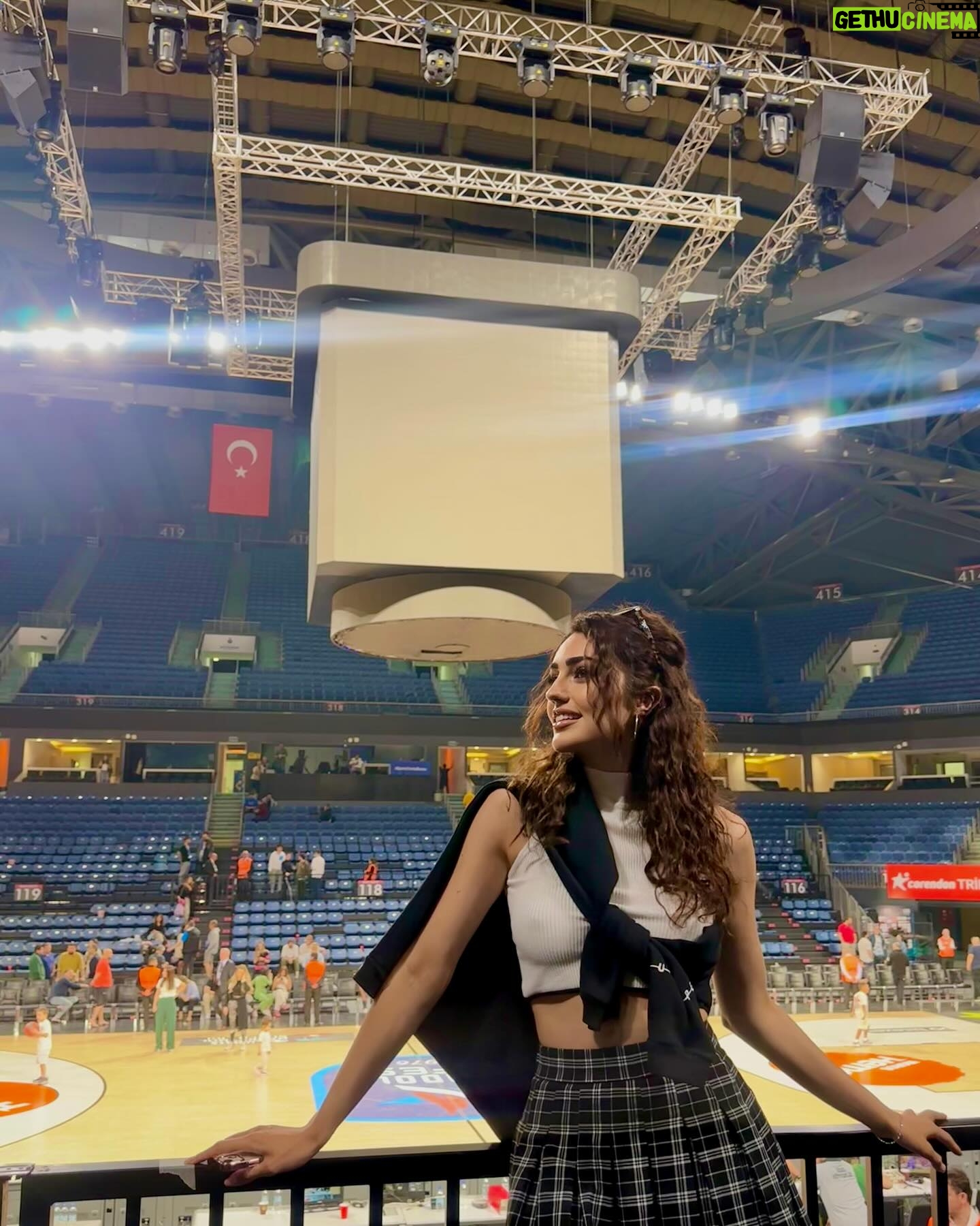 Selin Genç Instagram - Yüzümü güldüren bi’ takım şeyler efenim. 1.Malumunuz maç 🏀 AE li olmama rağmen Beşiktaşlı gibi gitmiştim maça .. siyah beyaz :( 2.Vurulmuşum , sonraki fotoğrafta açıklarım. (Ama Yasin olsa “hayatta olmaz “ derdi. 🤪) 3.Yıldırım aşkı demek isterdim ama burada setteyim, mahsuscuktan evlenmeler… 4.Elif zorlu bir ödevi yapabildim diye parende atmış, kopmuşuz. (Evet en deli prof bende👻 yaşasın!) 5.Aşka gelmişim .. ama yok yani kelebek falan şu an:( 6.Bir şey değil ya işte öyle bi şey bu da.. konu mankeni. 7.Manzara güzeldi ama .. 8.Aynen öyle. 9.”8.”Maddeyi farketmiştim öyle bir an. Hadi ciao 🙈 #photodump