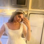 Selin Genç Instagram - Yüzümü güldüren bi’ takım şeyler efenim. 1.Malumunuz maç 🏀 AE li olmama rağmen Beşiktaşlı gibi gitmiştim maça .. siyah beyaz :( 2.Vurulmuşum , sonraki fotoğrafta açıklarım. (Ama Yasin olsa “hayatta olmaz “ derdi. 🤪) 3.Yıldırım aşkı demek isterdim ama burada setteyim, mahsuscuktan evlenmeler… 4.Elif zorlu bir ödevi yapabildim diye parende atmış, kopmuşuz. (Evet en deli prof bende👻 yaşasın!) 5.Aşka gelmişim .. ama yok yani kelebek falan şu an:( 6.Bir şey değil ya işte öyle bi şey bu da.. konu mankeni. 7.Manzara güzeldi ama .. 8.Aynen öyle. 9.”8.”Maddeyi farketmiştim öyle bir an. Hadi ciao 🙈 #photodump