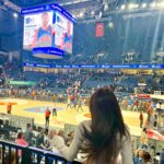 Selin Genç Instagram - Oradaydık efendim 🏀 #gameday #euroleague #anadoluefes vs #realmadrid #pembetopsahada 💗