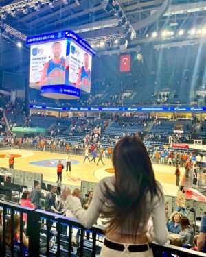 Selin Genç Instagram - Oradaydık efendim 🏀 #gameday #euroleague #anadoluefes vs #realmadrid #pembetopsahada 💗
