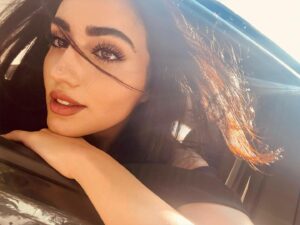 Selin Genç Instagram - Sunshine in my hair 💛 #hellosummer☀️