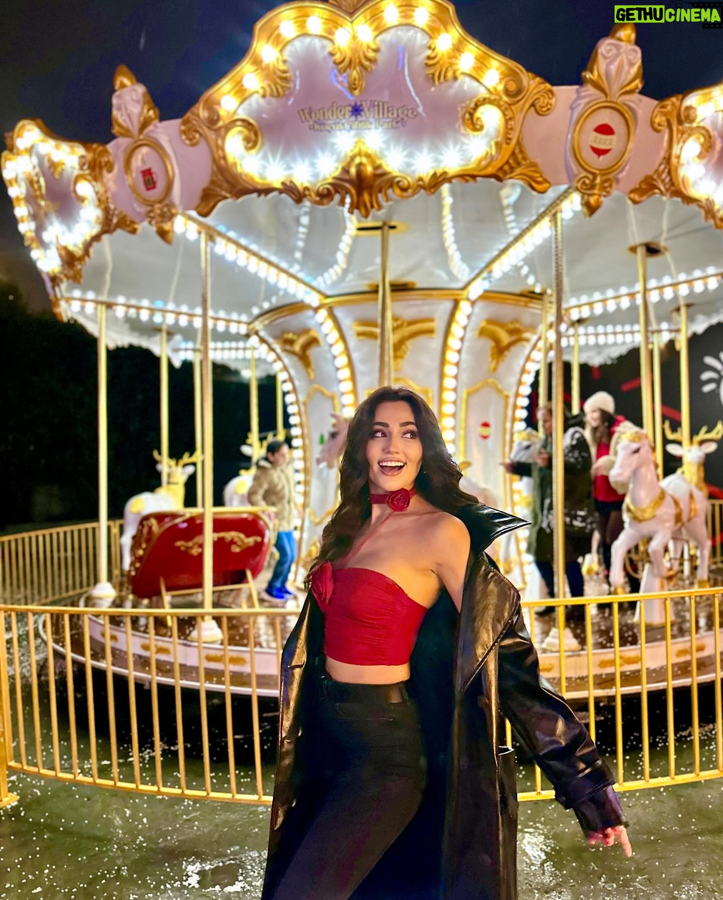 Selin Genç Instagram - Noel ruhu yükleniyor!🦄 #christmas #newyeariscoming 🔔🎄♥️🎁🎅