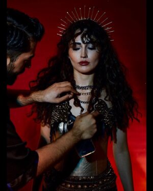 Selin Genç Instagram - Backstage pose⚡️ w/ @mesut.ozuzun ❤️