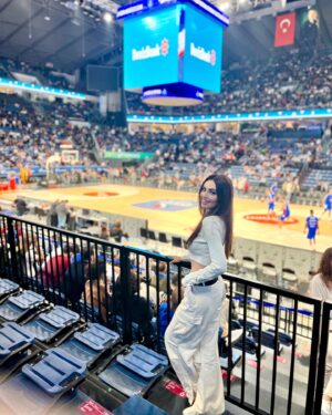 Selin Genç Instagram - Oradaydık efendim 🏀 #gameday #euroleague #anadoluefes vs #realmadrid #pembetopsahada 💗