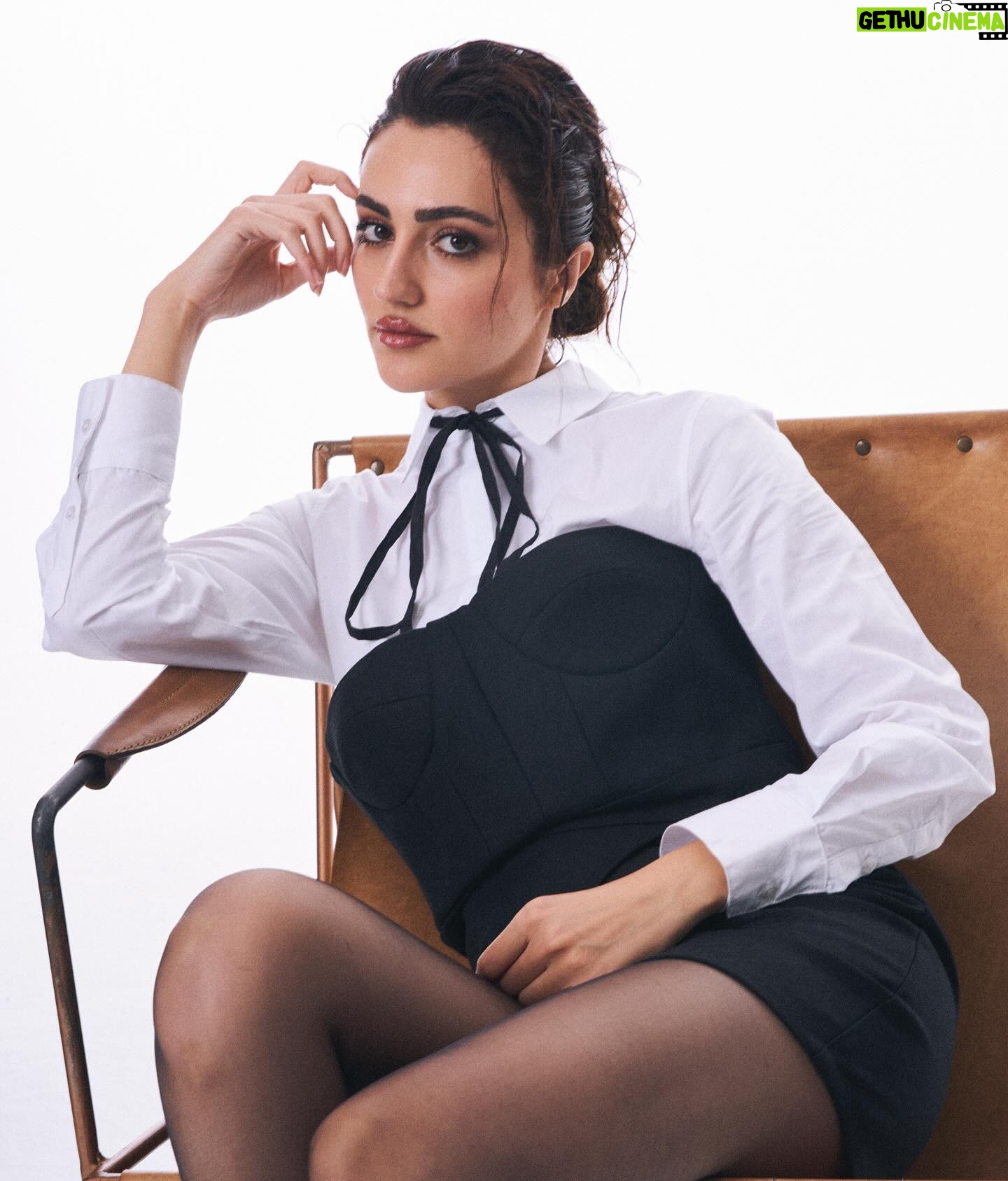 Selin Genç Instagram - Şimdiler de Trt’de adını sıkça duyduğumuz Teşkilat dizisiyle ekranlarda olan oyuncu Selin Genç ile yepyeni projelerini, kariyer yolcuğunu ve hedeflerini dinlemek için ilk sayımızda bir araya geldik! Sempatikliği, güzelliği ve zarifliği ile bizi kendine hayran bıraktı. Röportajın tamamı basiquemagazine.com’da! @seliinngenc @basiquemagazine #SelinGenc #BasiqueMagazine #BasiqueSubat Röportaj: @uzaylibiranne Fotoğraf: @dogansoykaan Styling: @mervegoksustyling Saç: @volkanbayarr Makyaj: @benefitturkiye @ezgisadeghi Ajans: @management.be Pr: @edoszt Mekan: @studiokafasi