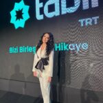 Selin Genç Instagram - 7 Mayıs itibariyle çok güzel hikayeler anlatacağız 🤭🕊️ #tabii #yangıngünleriindependentageliyor✨🎬 Styling: @semmdemir 🤍 Hair&makeup : @mesut.ozuzun 🤍