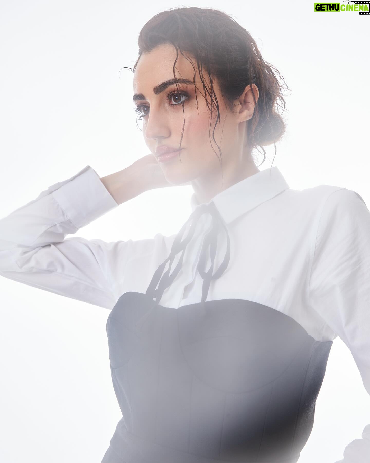 Selin Genç Instagram - Paylaşıma doyamayacağım bir süreç var önümde … çünkü i love @basiquemagazine 🖤
