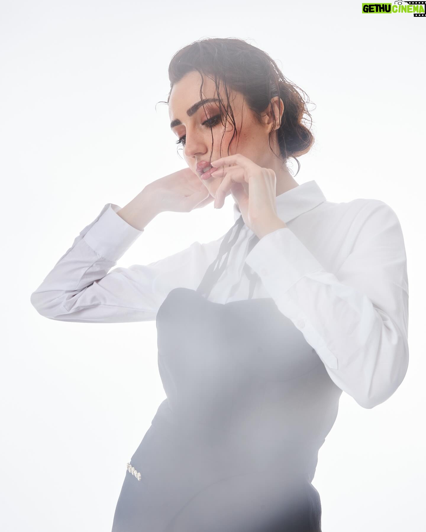 Selin Genç Instagram - Paylaşıma doyamayacağım bir süreç var önümde … çünkü i love @basiquemagazine 🖤