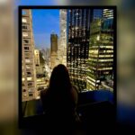 Sema Ergenekon Instagram - Bazen bazı anıları silmen gerekir. Zaten o anı, o zamanı, inanmışlığı, sevgiyi hak etmemiştir ki neden hatırlansın. Yeterince üzmüştür bitsin dersin. Ve anılarını yeniden, yeni senle bir daha kaleme almak istersin. Hep mutlulukla analım polyannacılığına inananlardan hiçbir zaman olmadım. O yüzden yeniden yazma cesaretime şükürle ve hayatın verdiği izinle 🙏🏻tazelenen anılara💫 #newyork