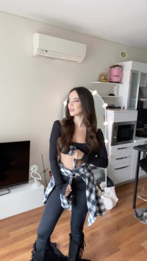 Sena Çakır Instagram - Ay ben bisey yaptim🫠 nasil olmus??
Bu arada asiri eglendim ama cook zormus daimi yapanlara helal olsun🫡