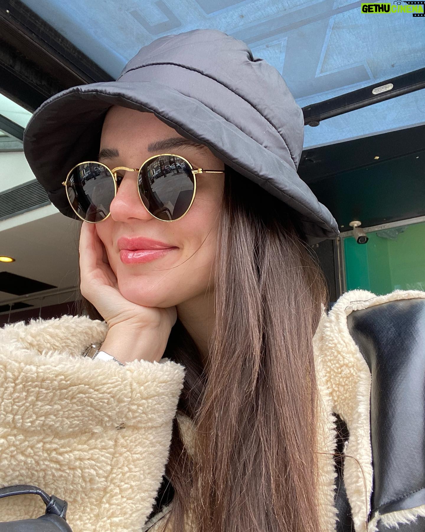 Sena Çakır Instagram - Tam selfielerken beklenen @sudekizikofficial arkamda belirdi🌸