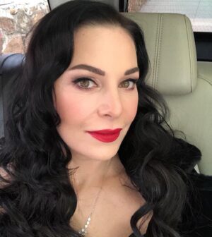 Şenay Gürler Instagram - Yakın zaman #tbt
Kısa bir süre sonra vedalaşıyoruz Azade Hanım’la… Yuva’ya dönme ve yeni yolculuklara yelken açma zamanı geldi…