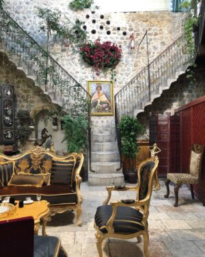 Şenay Gürler Instagram - Bu gece Antakya’da oyunum vardı. Sonra İskenderun, Mersin ve Adana. 
Çok heyecanlıydım 1 yıl sonra Antakya’ya gideceğim için. Programlar  yaptık @meltemgulenc ile birlikte. 10 ay yaşadık orada. Ben hayatımda bu kadar farklı kültürlerin, insanların, dini inançların içiçe geçtiği, başka bir şehirde yaşamadım daha önce. Cami ve kilise neredeyse yan yanaydı. Birbirlerine nasıl saygılı olduklarını gördüm. Çok güzel insanlarla tanıştım, her anını coşkuyla yaşayan. Pırıl pırıl insanlar. Şimdi çoğu yaşamıyor ne yazık ki. Her an sürpriZle karşılaşabileceğim hayalimdeki şehirdi Antakya. Benim İstanbul’dan sonra işte yaşayabileceğim dediğim yerdi. Farklıydı çok farklıydı. Şimdi paramparça, acı hem de  çok acı yüklü, 
İçim o kadar çok acıyor ki. Kaybettiğimiz insanlara, o güzelim şehrin geldiği hale.
Acının yanında öfke de var, isyan da var içimde. Nasıl ya nasıl diye çığlık atıyorum. Unutmayacağım, unutmayacağım, unutmayacağım…