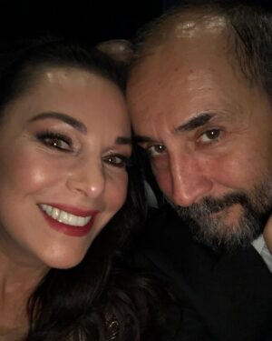 Şenay Gürler Instagram - Canım sevgilim çok süslü sözleri bir türlü beceremiyorum ama sen benim yüreğimden geçenleri biliyorsun. Ayrı ülkelerde bir doğum günü daha. Öyle olsa ne olacak kalplerimiz birlikte olduktan sonra… iyi ki iyi ki❤️💜💙 Doğum günün kutlu olsun sevgilim…
@semihsayginerofficial