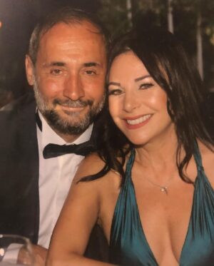 Şenay Gürler Instagram - Canım sevgilim çok süslü sözleri bir türlü beceremiyorum ama sen benim yüreğimden geçenleri biliyorsun. Ayrı ülkelerde bir doğum günü daha. Öyle olsa ne olacak kalplerimiz birlikte olduktan sonra… iyi ki iyi ki❤️💜💙 Doğum günün kutlu olsun sevgilim…
@semihsayginerofficial