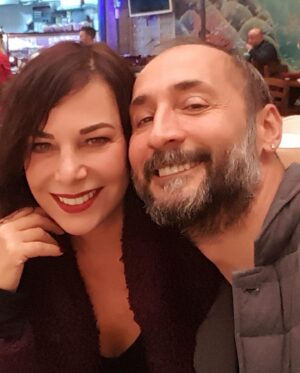 Şenay Gürler Instagram - Canım sevgilim çok süslü sözleri bir türlü beceremiyorum ama sen benim yüreğimden geçenleri biliyorsun. Ayrı ülkelerde bir doğum günü daha. Öyle olsa ne olacak kalplerimiz birlikte olduktan sonra… iyi ki iyi ki❤️💜💙 Doğum günün kutlu olsun sevgilim…
@semihsayginerofficial