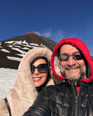 Şenay Gürler Instagram - 9 yılı bitirdik… Aşkla, sevgiyle, birlikte, elele… Aşkım❤️💜❤️ 
@semihsayginerofficial