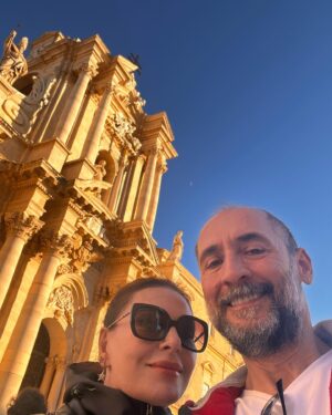 Şenay Gürler Instagram - Uzun bir aradan sonra yollara düşmek… Daha önce gitmediğin yerleri keşfetmek…Arşimet’in yaşadığı şehirde olmak…