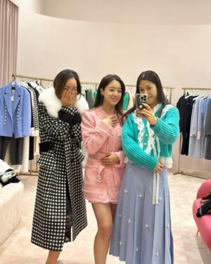 Seo Hyo-rim Instagram - 넷이서 똑같이 입고 
로맨틱하게 시크하게😍
꽉 채웠던 하루
예쁜옷이 너무~ 많아서 서로 탐내고 바꿔입고 결국 쇼룸을 다 털어내고 다음을 기약하고 헤어진 우리들💕
#로맨시크 
#romanchic