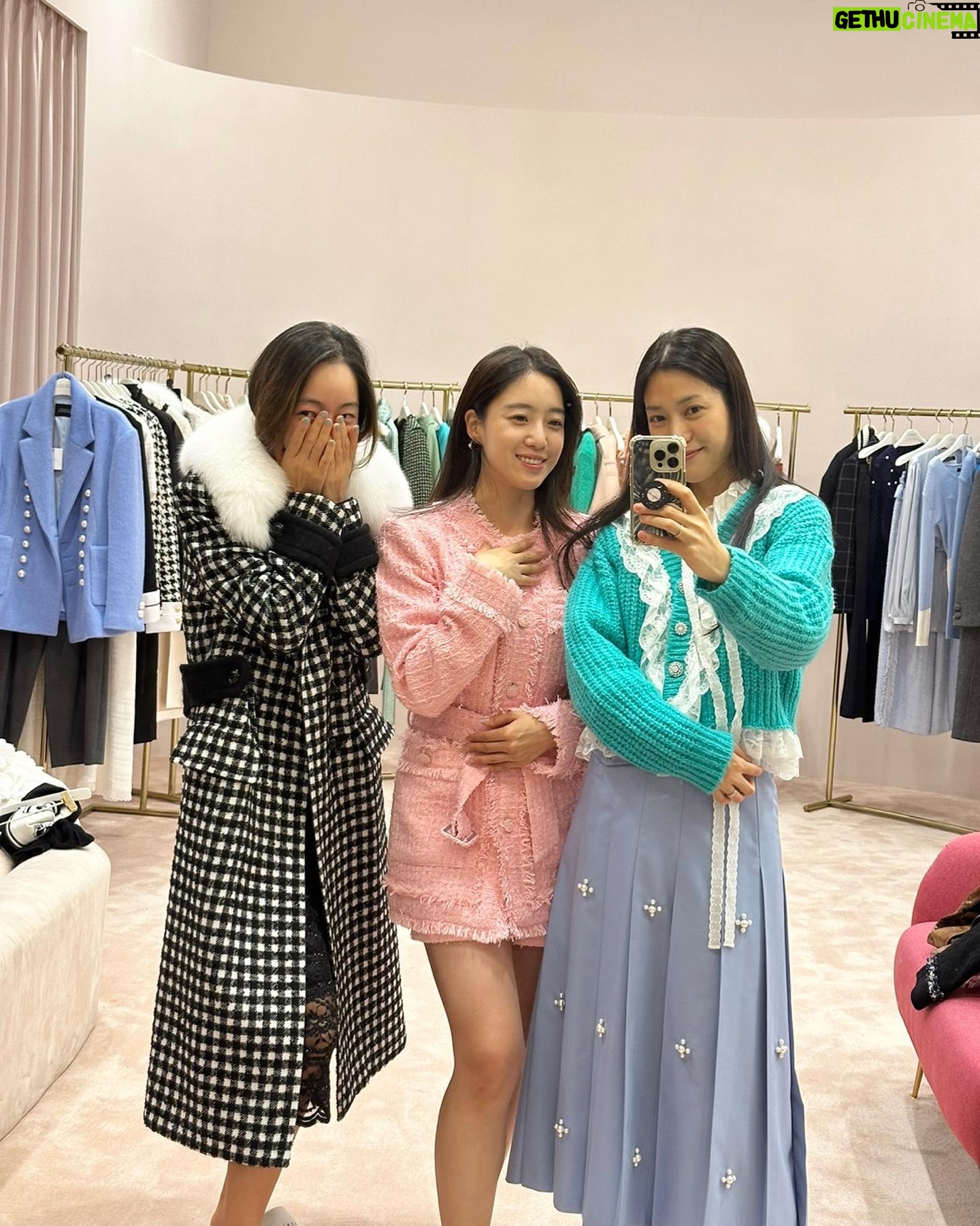 Seo Hyo-rim - 1.2K Likes - 넷이서 똑같이 입고
로맨틱하게 시크하게😍
꽉 채웠던 하루
예쁜옷이 너무~ 많아서 서로 탐내고 바꿔입고 결국 쇼룸을 다 털어내고 다음을 기약하고 헤어진 우리들💕
#로맨시크
#romanchic
