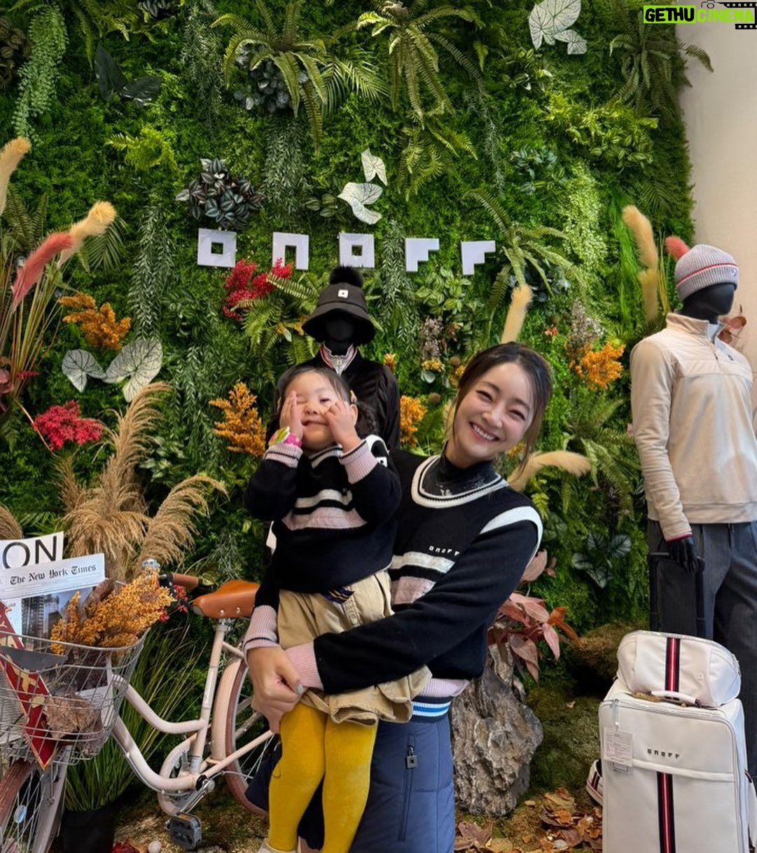 Seo Hyo-rim - 1.4K Likes - 조이랑 또 커플 티셔츠🤭💕 사진한번 같이 찍기 어려웠고, 맘에 드는 골프웨어가 너무 많아서 결정장애왔던 #온오프
#onoffgolfwear