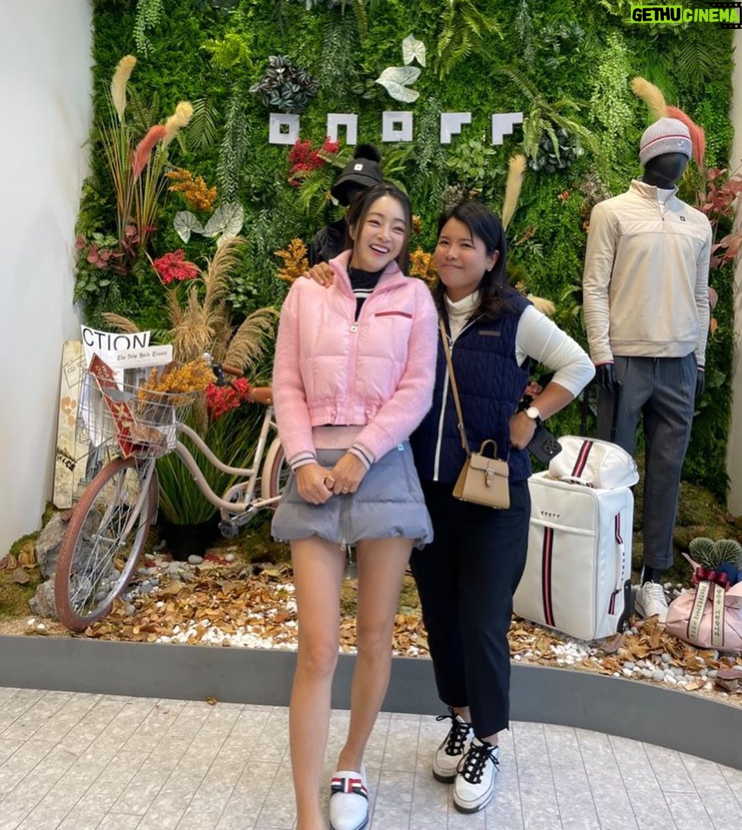 Seo Hyo-rim - 1.4K Likes - 조이랑 또 커플 티셔츠🤭💕 사진한번 같이 찍기 어려웠고, 맘에 드는 골프웨어가 너무 많아서 결정장애왔던 #온오프
#onoffgolfwear