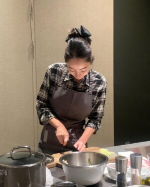 Seo Hyo-rim Instagram - 올 해가 가기전에 요리수업 🧑‍🍳
선생님덕분에 요리가 많이 늘었어요💕
똑같은 레시피. 다른 맛🥲
#라퀴진쿠킹클래스