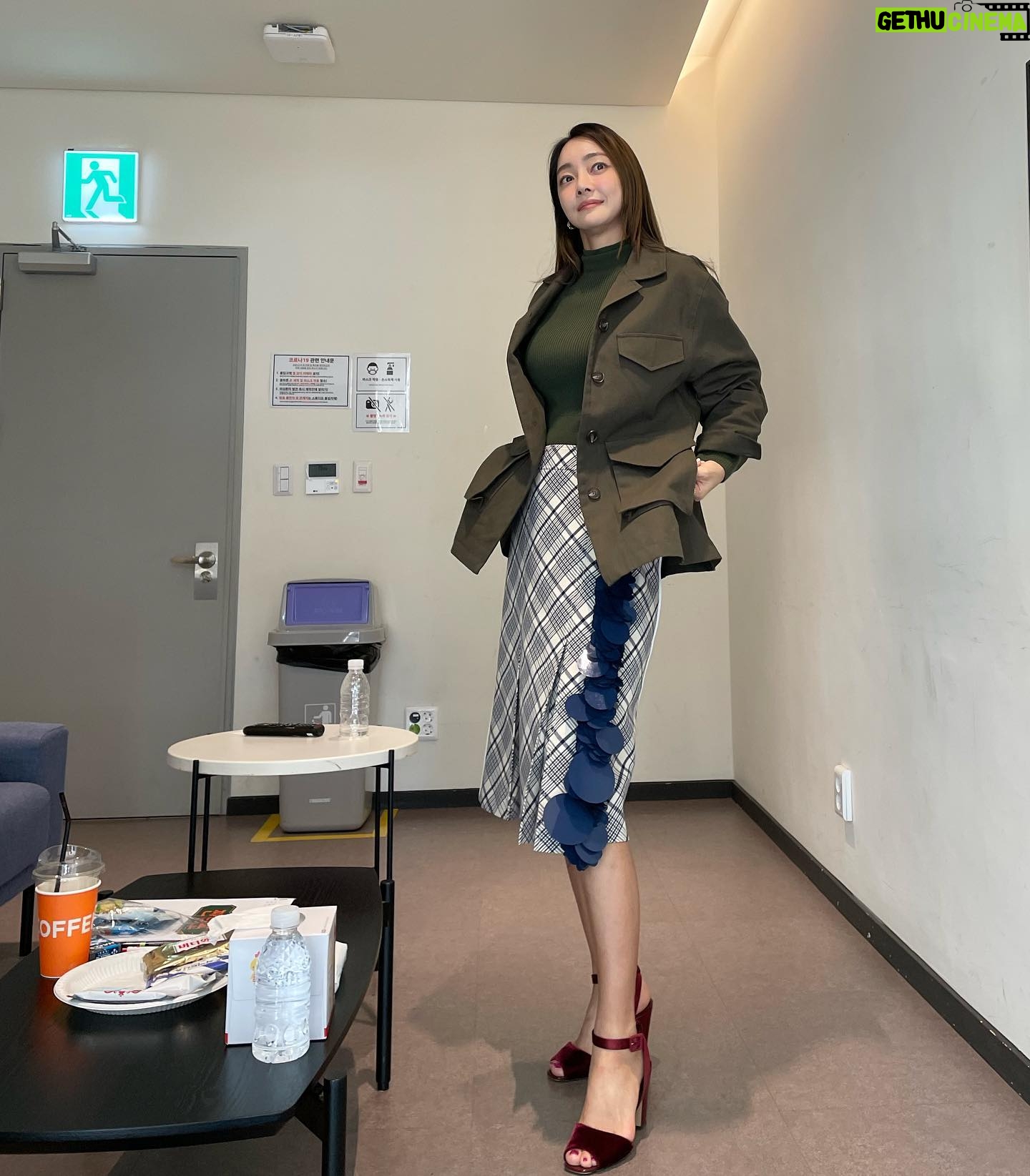 Seo Hyo-rim - 1.2K Likes - 이제 가을이 오는듯🍂🍁
나 가을 타는데😆