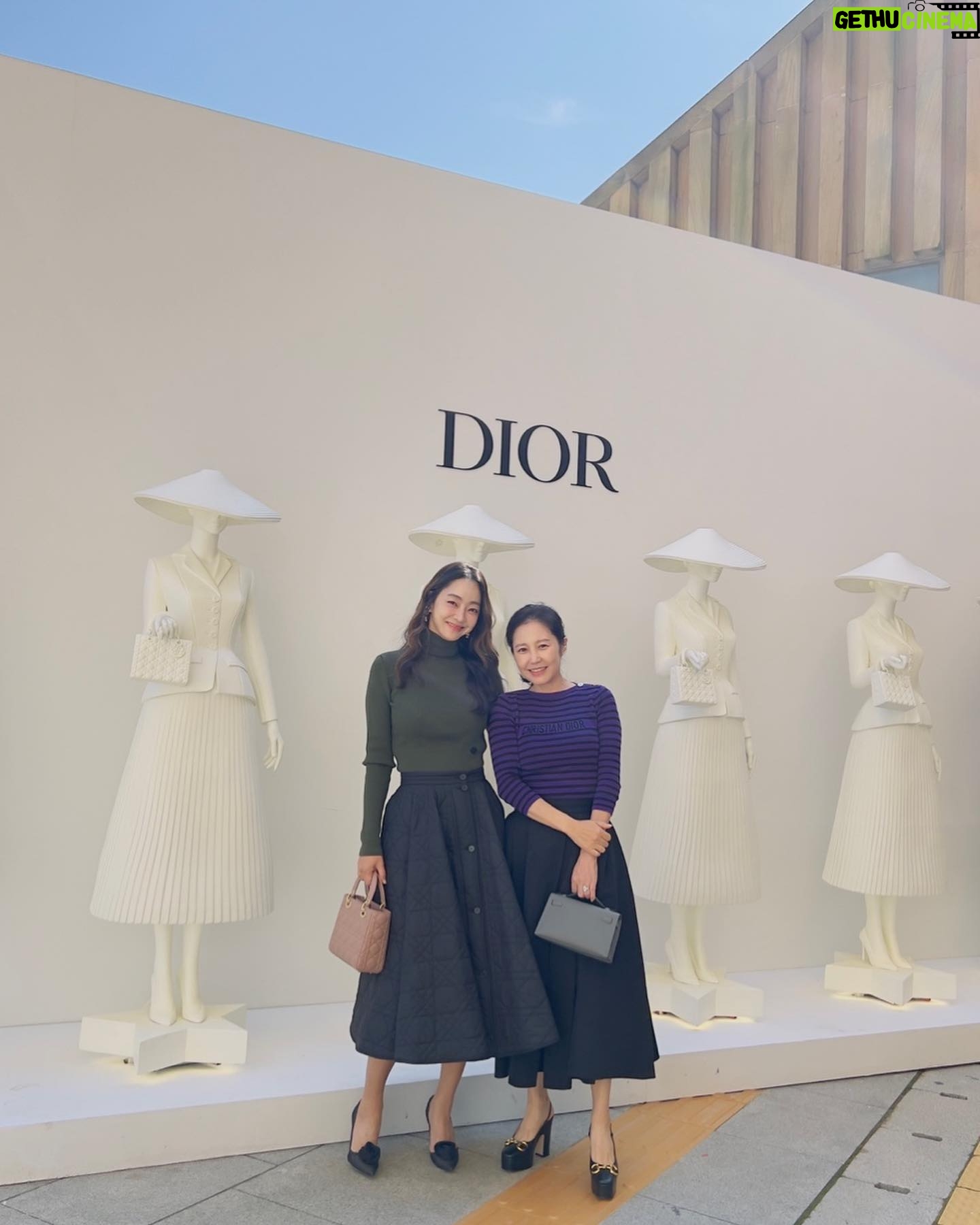 Seo Hyo-rim - 1.2K Likes - 언니랑 #석파랑 #dior 데이트 예쁜걸 너무 많이 봐서 내눈도 반짝반짝해졌어🥲
집에오늘길엔 통인시장 기름떡볶이 필수😆
#diorhighjewelry