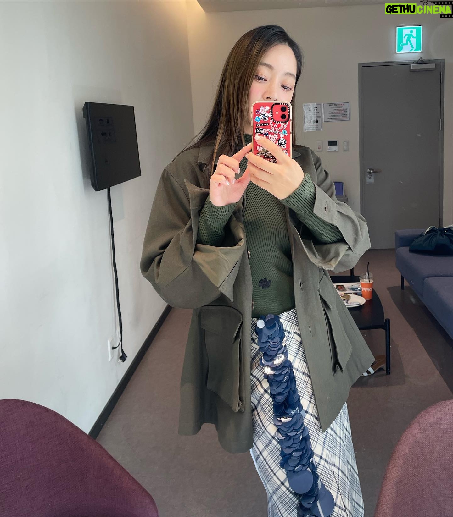 Seo Hyo-rim - 1.2K Likes - 이제 가을이 오는듯🍂🍁
나 가을 타는데😆