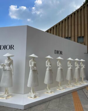 Seo Hyo-rim Instagram - 언니랑 #석파랑 #dior 데이트 예쁜걸 너무 많이 봐서 내눈도 반짝반짝해졌어🥲

집에오늘길엔 통인시장 기름떡볶이 필수😆

#diorhighjewelry