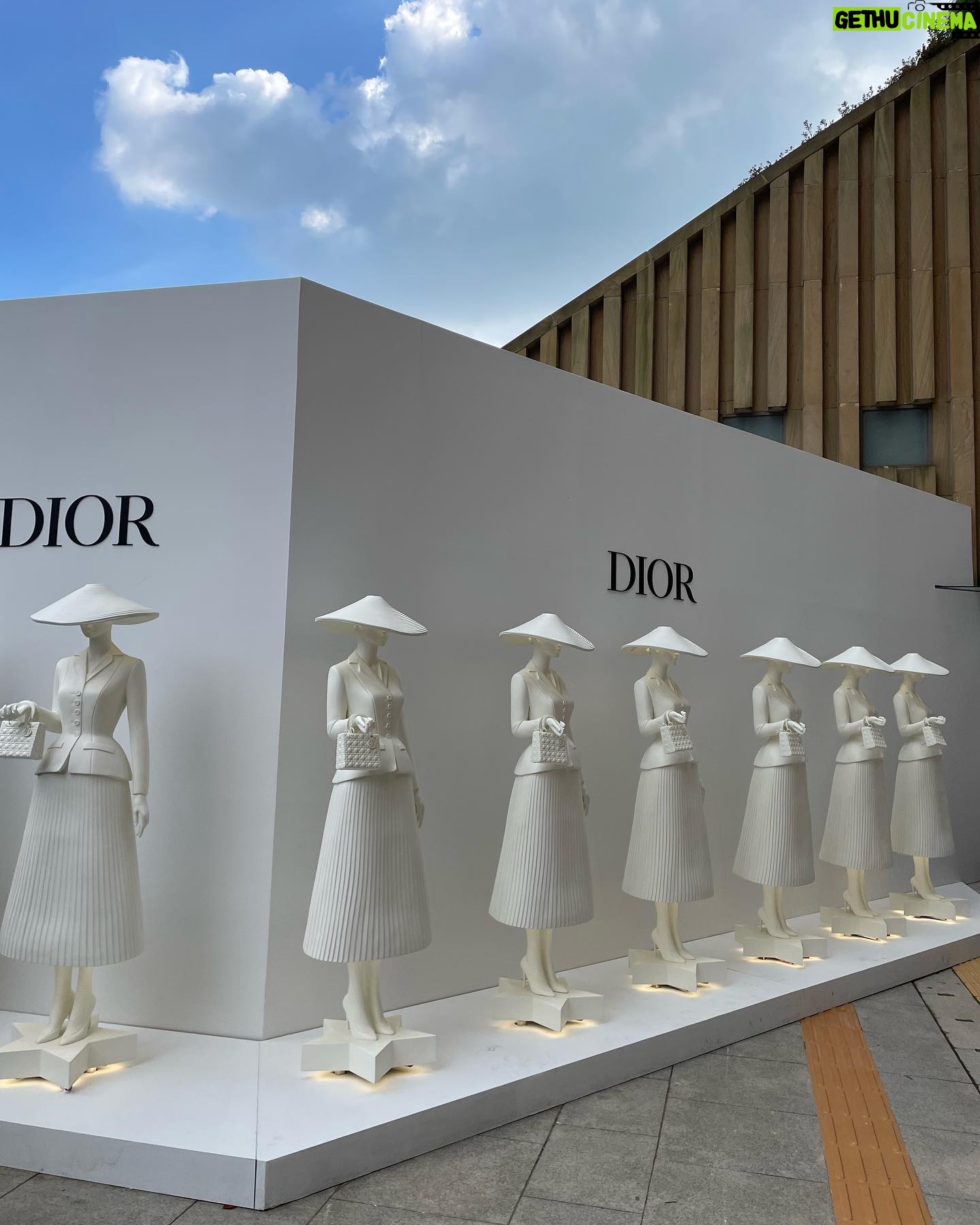 Seo Hyo-rim - 1.2K Likes - 언니랑 #석파랑 #dior 데이트 예쁜걸 너무 많이 봐서 내눈도 반짝반짝해졌어🥲
집에오늘길엔 통인시장 기름떡볶이 필수😆
#diorhighjewelry