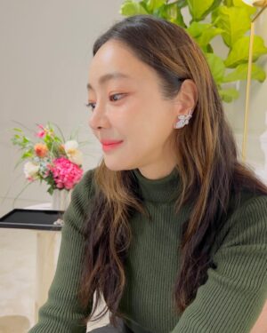 Seo Hyo-rim Instagram - 언니랑 #석파랑 #dior 데이트 예쁜걸 너무 많이 봐서 내눈도 반짝반짝해졌어🥲

집에오늘길엔 통인시장 기름떡볶이 필수😆

#diorhighjewelry