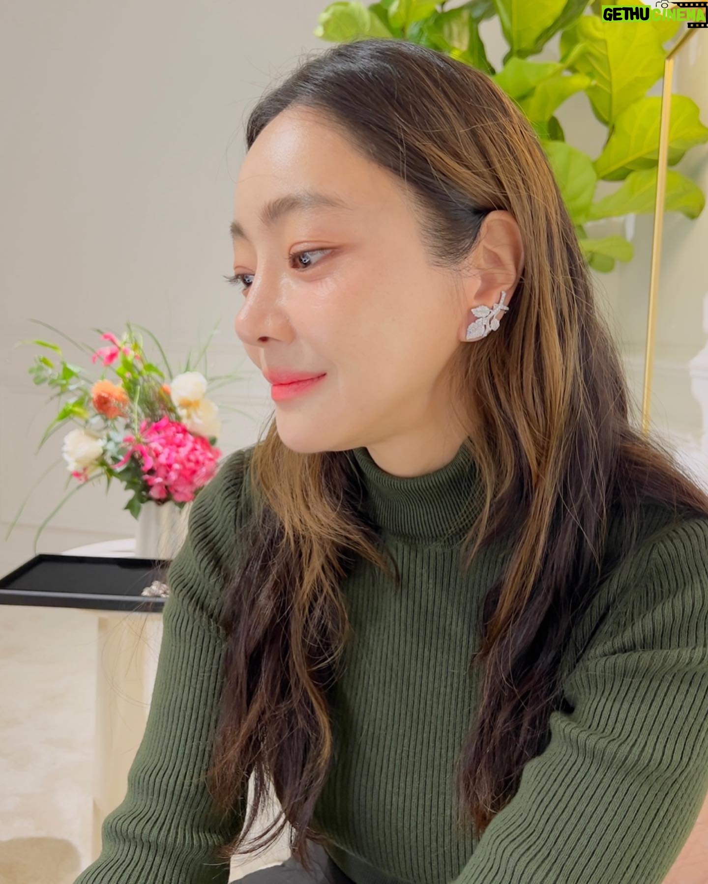Seo Hyo-rim - 1.2K Likes - 언니랑 #석파랑 #dior 데이트 예쁜걸 너무 많이 봐서 내눈도 반짝반짝해졌어🥲
집에오늘길엔 통인시장 기름떡볶이 필수😆
#diorhighjewelry