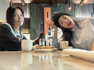 Seo Hyo-rim Instagram - 며칠전 늦잠자고 있는데 친구가 전화와서 집앞으로 갈테니 나오라며… 세수는 하고 나오라고🥲 부랴부랴 준비하고 같이 차타고 어디론가 데려가 맛있는 밥을 사주고는 가버린 그녀💕 남편보다 로맨틱함 찢었다😍

세수하길 잘했네🤣
