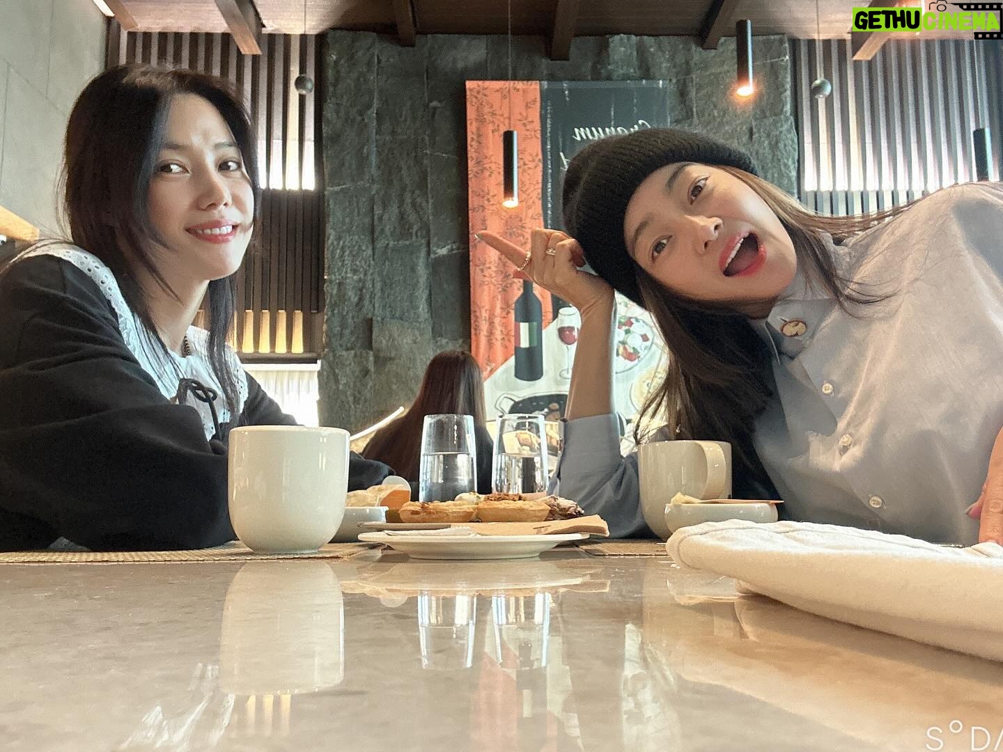 Seo Hyo-rim - 1.8K Likes - 며칠전 늦잠자고 있는데 친구가 전화와서 집앞으로 갈테니 나오라며… 세수는 하고 나오라고🥲 부랴부랴 준비하고 같이 차타고 어디론가 데려가 맛있는 밥을 사주고는 가버린 그녀💕 남편보다 로맨틱함 찢었다😍
세수하길 잘했네🤣