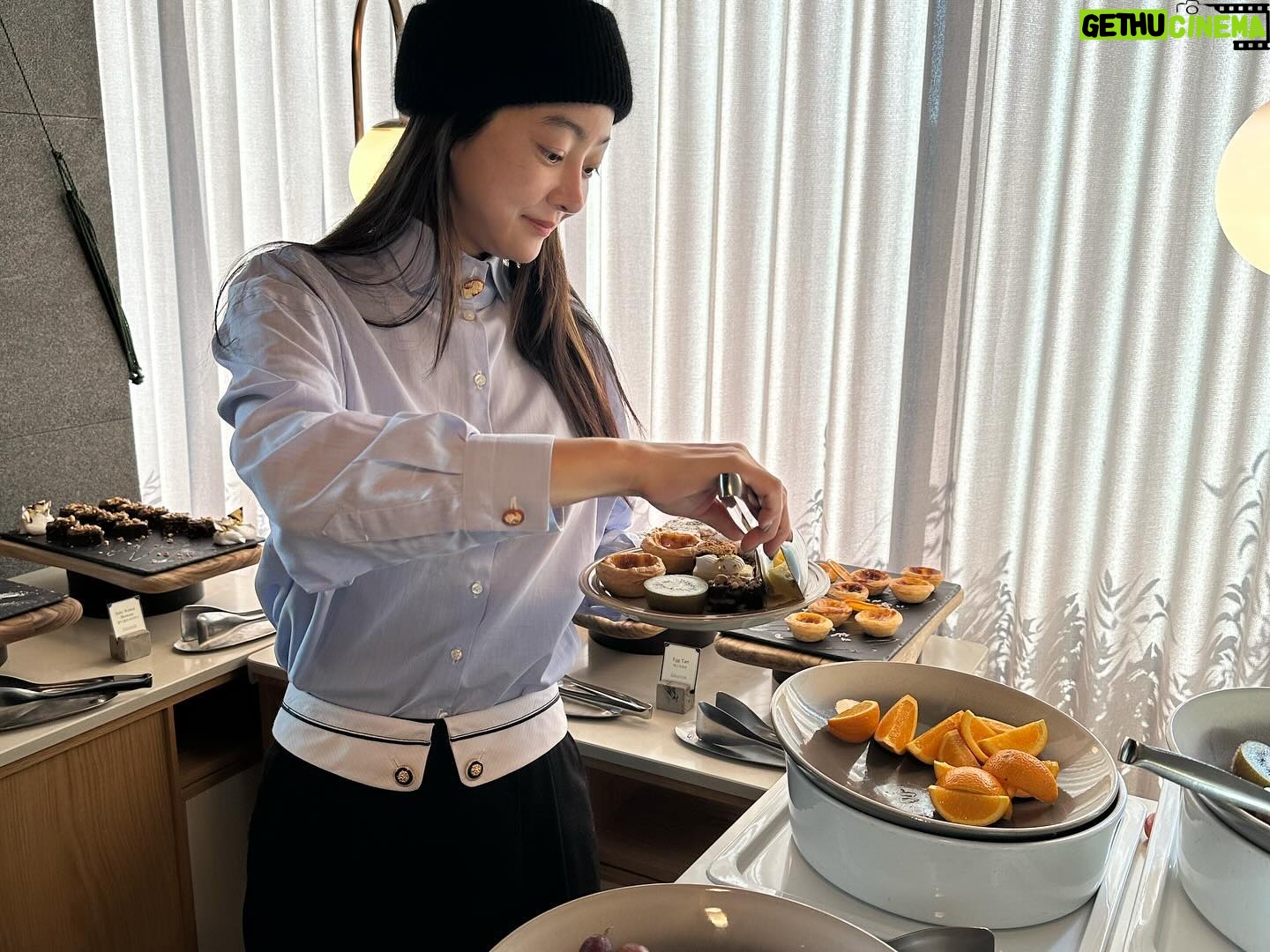 Seo Hyo-rim - 1.8K Likes - 며칠전 늦잠자고 있는데 친구가 전화와서 집앞으로 갈테니 나오라며… 세수는 하고 나오라고🥲 부랴부랴 준비하고 같이 차타고 어디론가 데려가 맛있는 밥을 사주고는 가버린 그녀💕 남편보다 로맨틱함 찢었다😍
세수하길 잘했네🤣