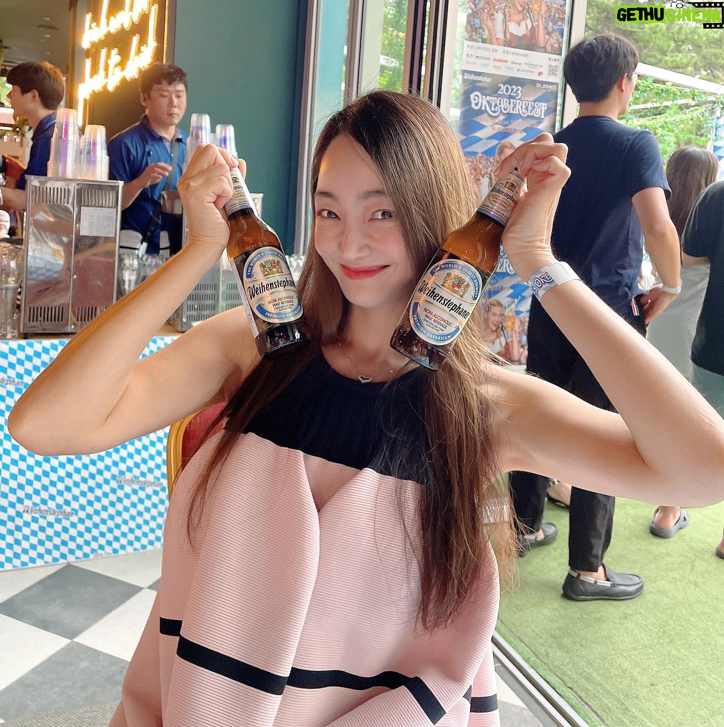 Seo Hyo-rim - 2.1K Likes - 나의 로망🫶여름 바닷가에서 하는 축제를 꼭 가보고 싶었는데🥹 조이가 있어서 괜찮을까 싶었지만 아이들과 강아지들과 모두가 어우러져서 너무 재밌었던 축제🥳
이든이네랑 함께해서 더 재밌었어😍
댄싱머신둘👧🏻👶🏻
무알콜 맥주도 있고 집에서 육퇴후 한잔👍
바닷가 축제 소원풀이는 했지만, 가까운 곳에서 한번 더 해주시면 안되요?🙌
#바이엔슈테판논알콜맥주
#weihenstephan
#꼭커플티입어야한다는남자
#강릉여행
#이제휴가끝