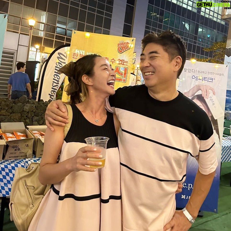 Seo Hyo-rim - 2.1K Likes - 나의 로망🫶여름 바닷가에서 하는 축제를 꼭 가보고 싶었는데🥹 조이가 있어서 괜찮을까 싶었지만 아이들과 강아지들과 모두가 어우러져서 너무 재밌었던 축제🥳
이든이네랑 함께해서 더 재밌었어😍
댄싱머신둘👧🏻👶🏻
무알콜 맥주도 있고 집에서 육퇴후 한잔👍
바닷가 축제 소원풀이는 했지만, 가까운 곳에서 한번 더 해주시면 안되요?🙌
#바이엔슈테판논알콜맥주
#weihenstephan
#꼭커플티입어야한다는남자
#강릉여행
#이제휴가끝