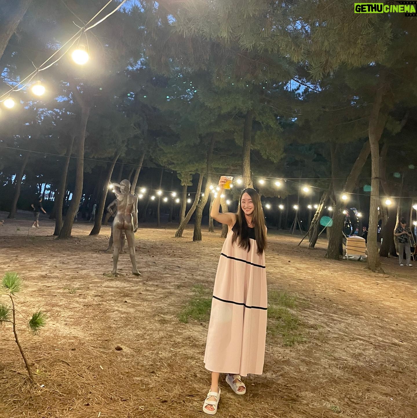Seo Hyo-rim - 2.1K Likes - 나의 로망🫶여름 바닷가에서 하는 축제를 꼭 가보고 싶었는데🥹 조이가 있어서 괜찮을까 싶었지만 아이들과 강아지들과 모두가 어우러져서 너무 재밌었던 축제🥳
이든이네랑 함께해서 더 재밌었어😍
댄싱머신둘👧🏻👶🏻
무알콜 맥주도 있고 집에서 육퇴후 한잔👍
바닷가 축제 소원풀이는 했지만, 가까운 곳에서 한번 더 해주시면 안되요?🙌
#바이엔슈테판논알콜맥주
#weihenstephan
#꼭커플티입어야한다는남자
#강릉여행
#이제휴가끝