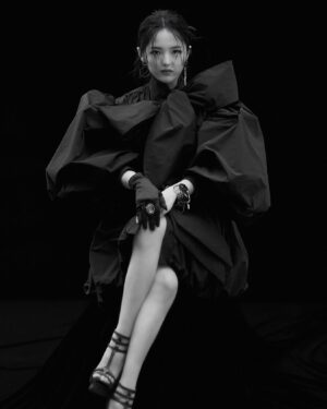 Seo Shin-ae Instagram - 🖤

with
Photographer @jisupan 
Creative director @cd_junzzang 
Fashion @park_myungsun 
Makeup @som2.somi 
Hair @seul_a_seula